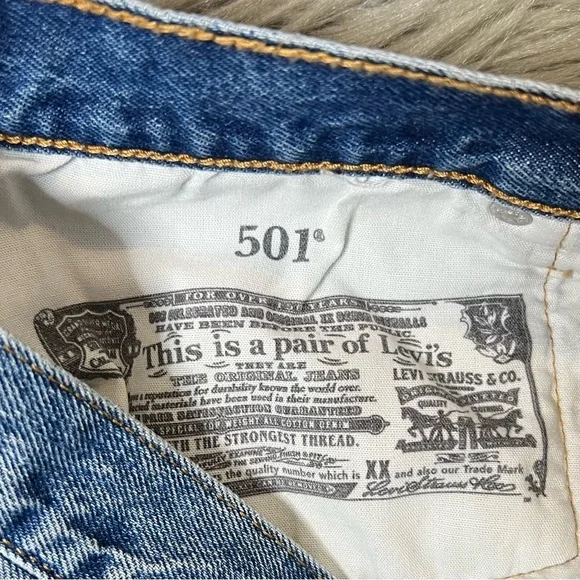 Levi’s x Free People 501 Button Fly Distressed Women’s Cutoff Denim Shorts Sz 31